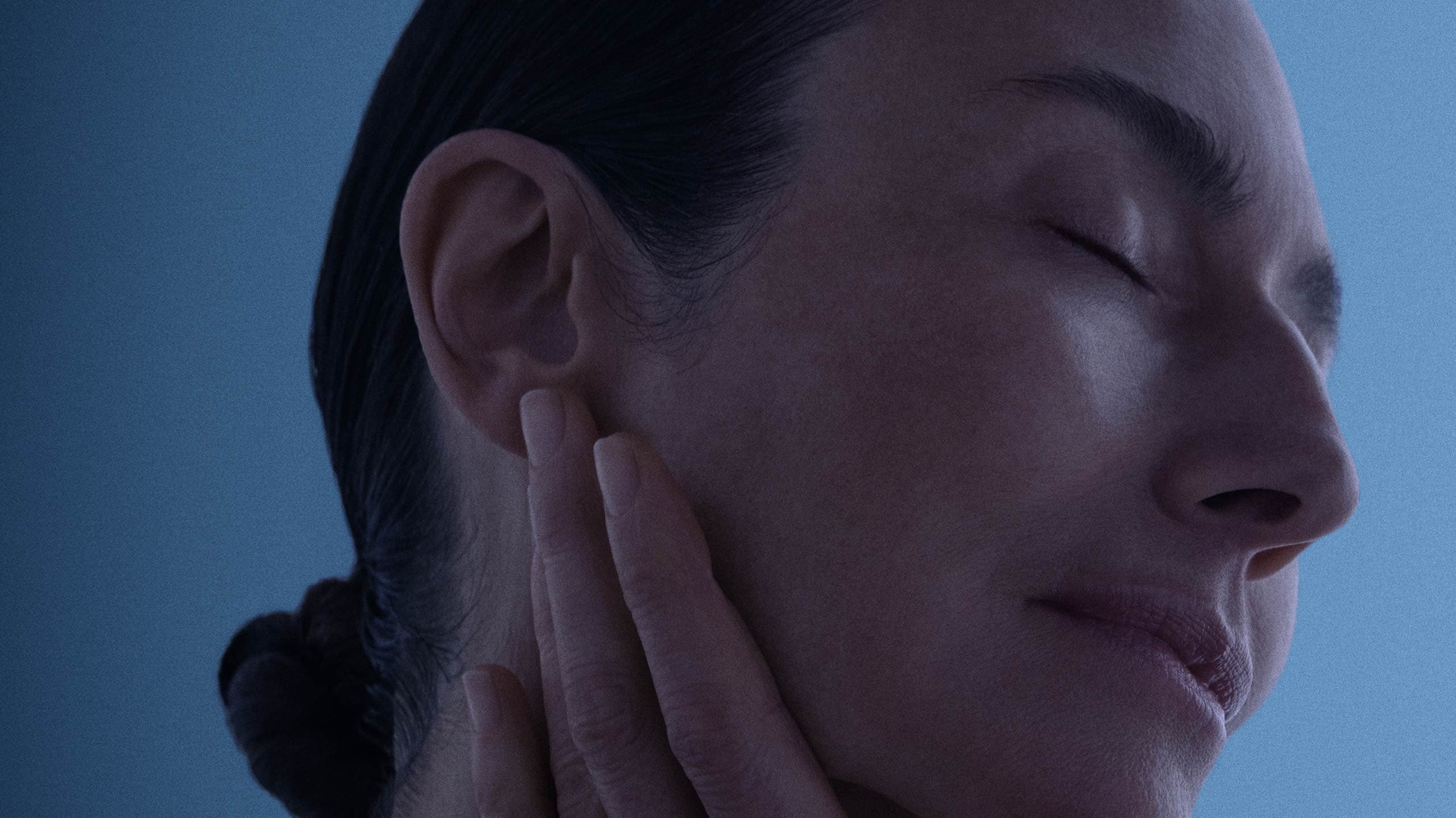 Model applying Resolute Facial Concentrate.