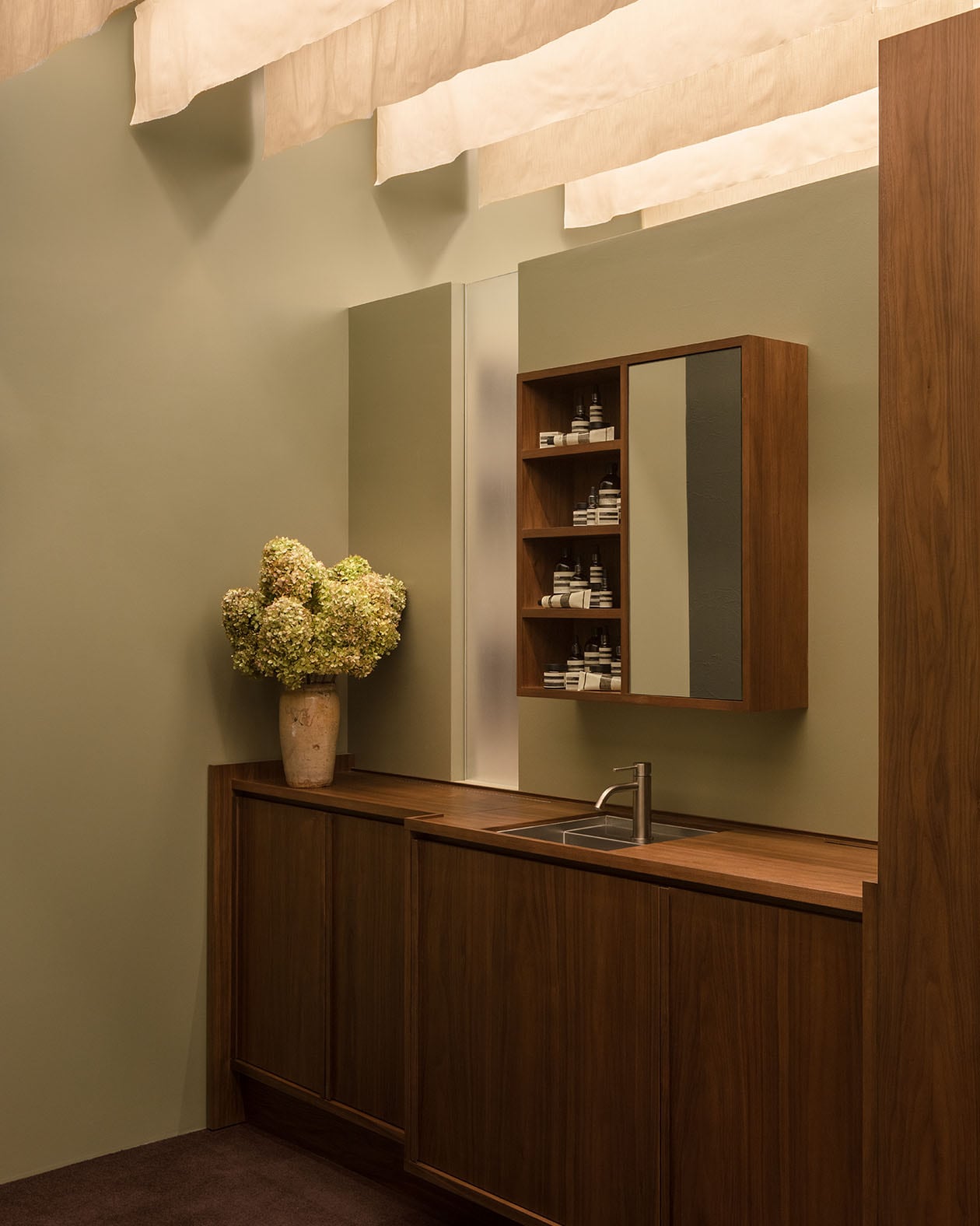 An individual basin and and looking glass